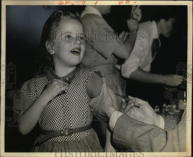 Load image into Gallery viewer, 1956 Press Photo Dorothy Ann McDaniels gets Polio shot at Loch Raven School
