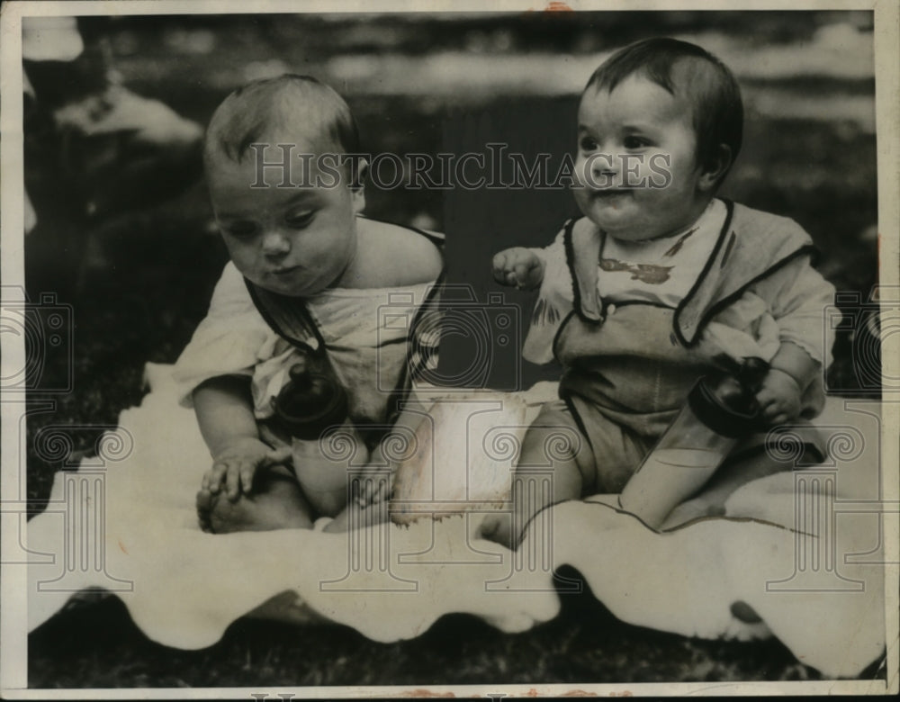 1931 Press Photo Babies sitting on a blanket - neo05460