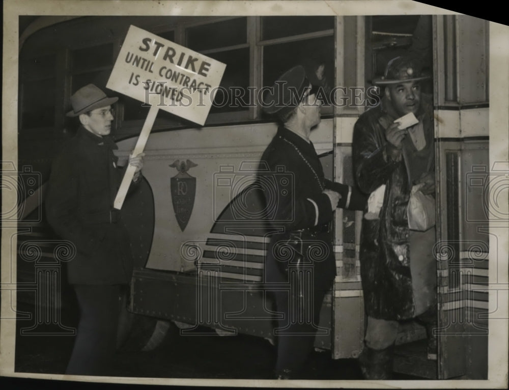 1941 Press Photo Strike in Ravenna, Indiana - neo05481