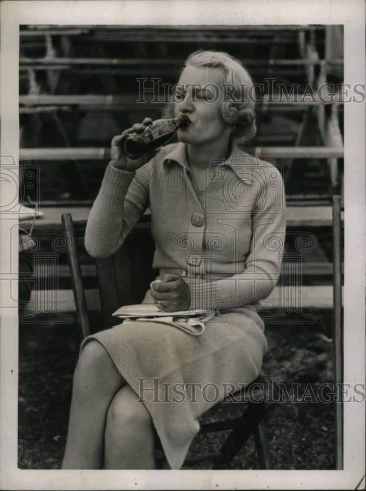 Load image into Gallery viewer, 1937 Press Photo Thelma Griffith watches Intra-Club game at Orlando, Florida
