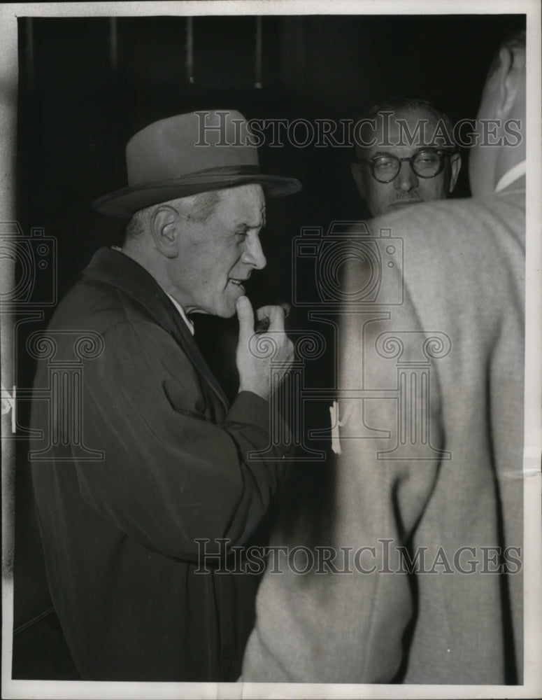 1954 Press Photo William J. Corrigan Interviewed During Samuel Sheppard Trial