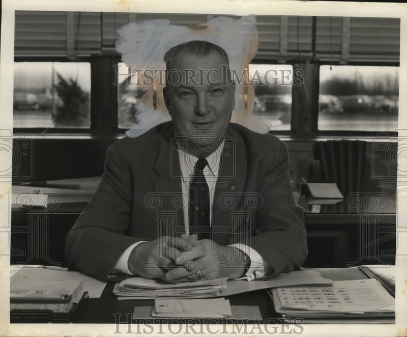 Load image into Gallery viewer, 1958 Press Photo Sidney H. Smith of General Motors Corporation - neo05768
