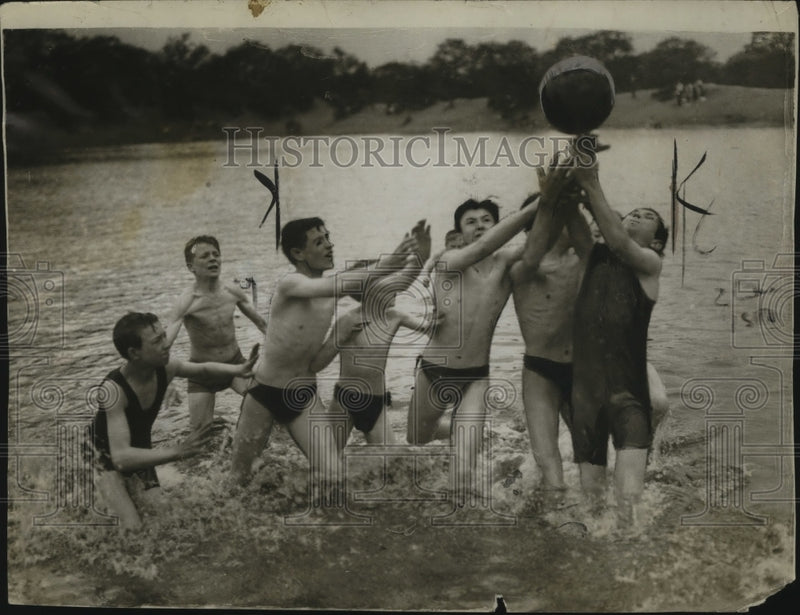 Load image into Gallery viewer, 1923 Press Photo Water Football in London, England - neo05888
