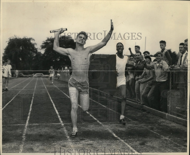 Load image into Gallery viewer, 1948 Press Photo Jerry Knapp Running Playground 880-Yard Relay - neo05920
