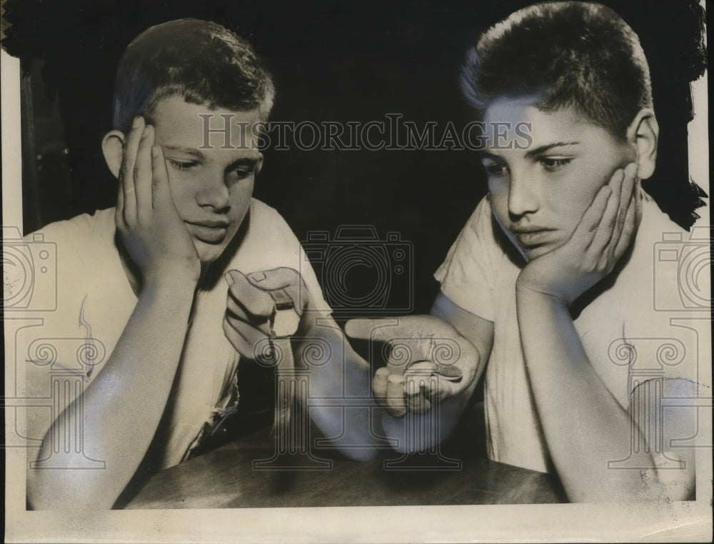 1953 Press Photo Allen Barnes & Kenneth Kovacik, Stole Half-Dollars from Father