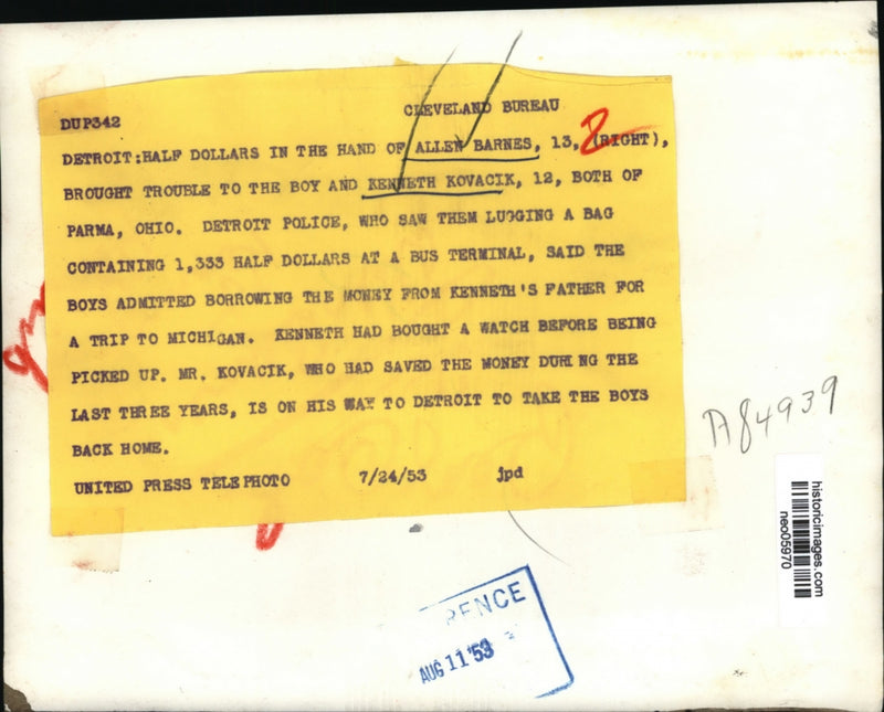 Load image into Gallery viewer, 1953 Press Photo Allen Barnes &amp; Kenneth Kovacik, Stole Half-Dollars from Father
