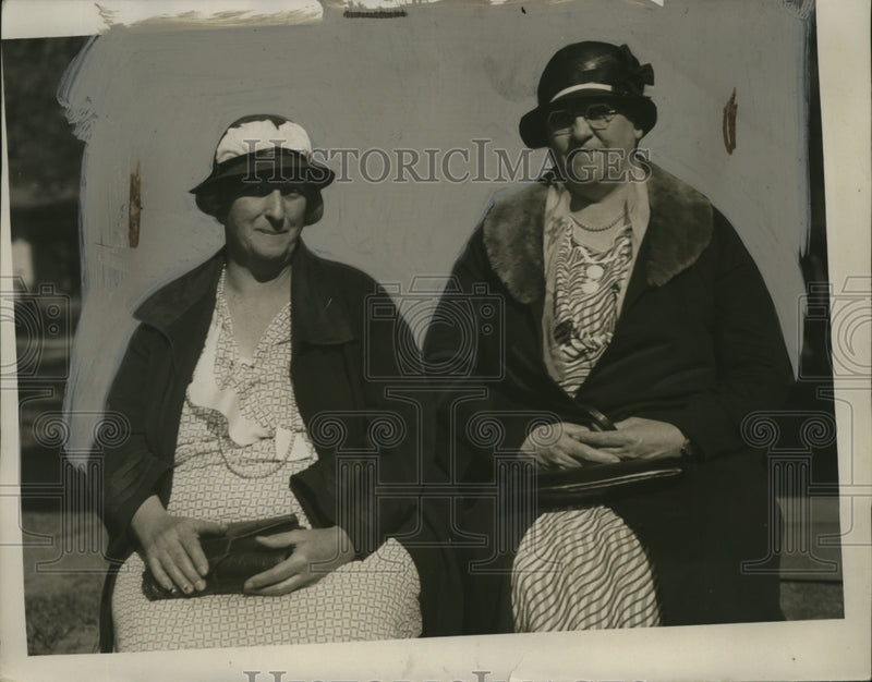Load image into Gallery viewer, 1934 Press Photo Birdie Axtell Mitchell &amp; Eva Kinford Robertson, Kinsman School
