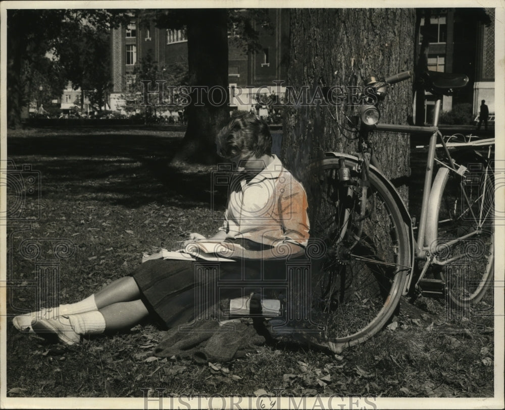 1960 Press Photo Student Sue Plasman Studying Under Tree, Grand Rapids, Michigan