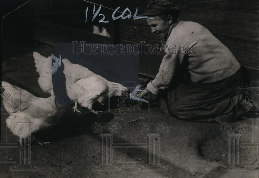 1923 Press Photo Woman Feeding chickens - neo06132