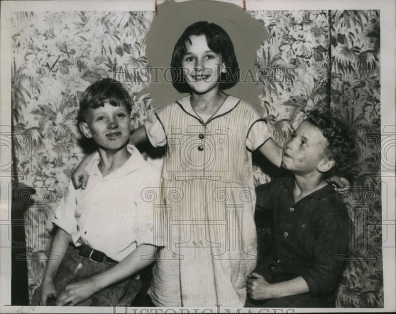 Load image into Gallery viewer, 1934 Press Photo Verna Mae Archer, Child Who Fought Kidnapper &amp; Brothers
