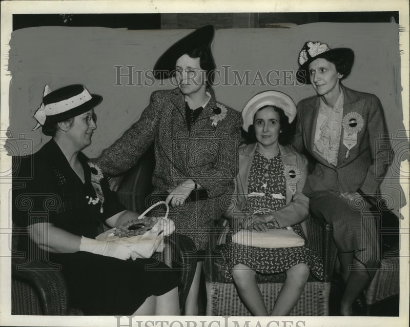 Load image into Gallery viewer, 1940 Press Photo Knights Templar Members of Emporia, Kansas - neo06158

