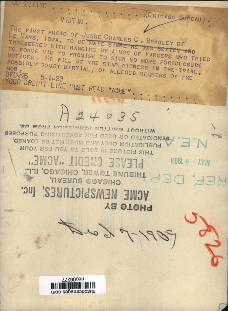 1932 Press Photo Judge Charles C. Bradley threaten by farmers - neo06277