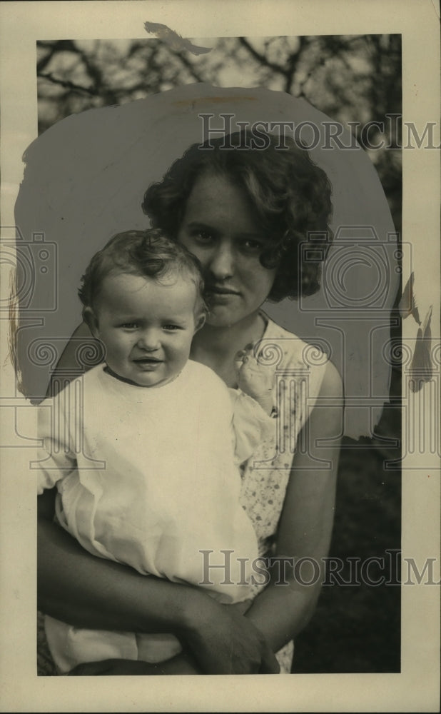 1932 Press Photo Mrs. Ed Stewart found hat box baby, with her daughter Evelyn