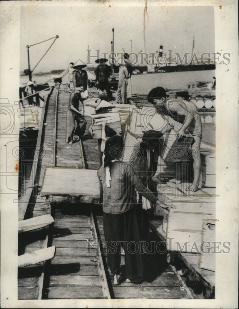 1940 Press Photo Women coolies load tins of gasoline out to S.S . Tupper