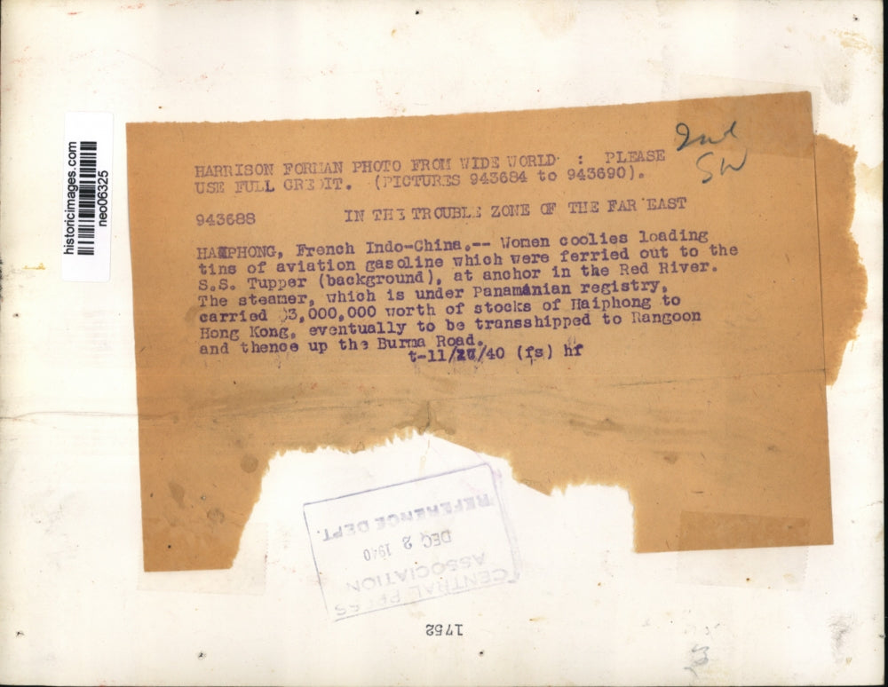 1940 Press Photo Women coolies load tins of gasoline out to S.S . Tupper