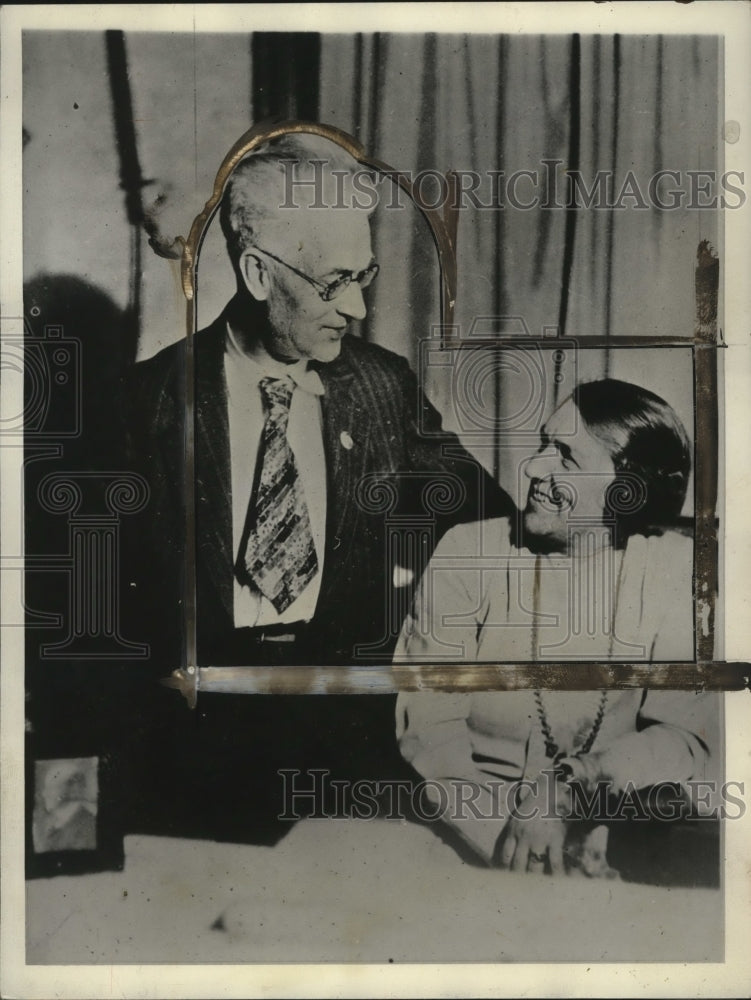 Load image into Gallery viewer, 1931 Press Photo Dick Wolseley &amp; Lady Wolsely in Waterloo, Iowa after reunion
