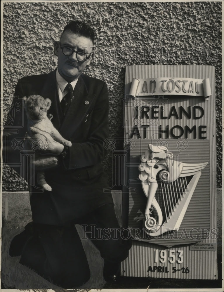 1953 Press Photo Major General Hugo MacNeil with Tostal, MGM's Lioness Cub