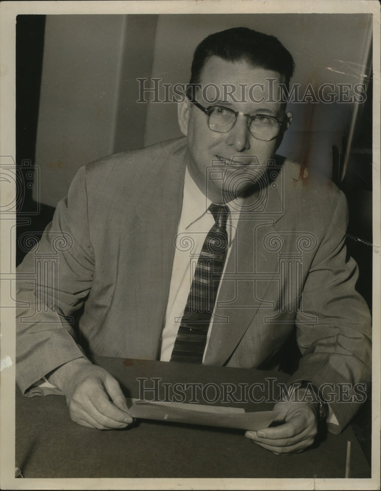 Load image into Gallery viewer, 1955 Press Photo John Lehmann of Cleveland office Immigration Service
