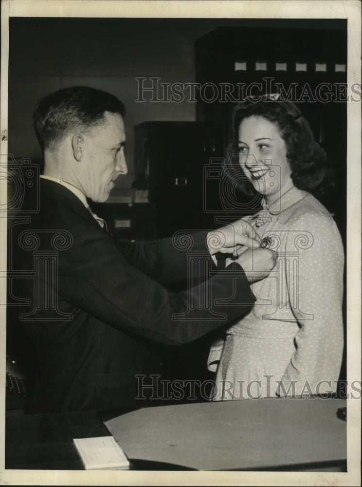 1940 Press Photo Youngest Deputy Sheriff Sally Deacle of Sharon, Pennsylvania