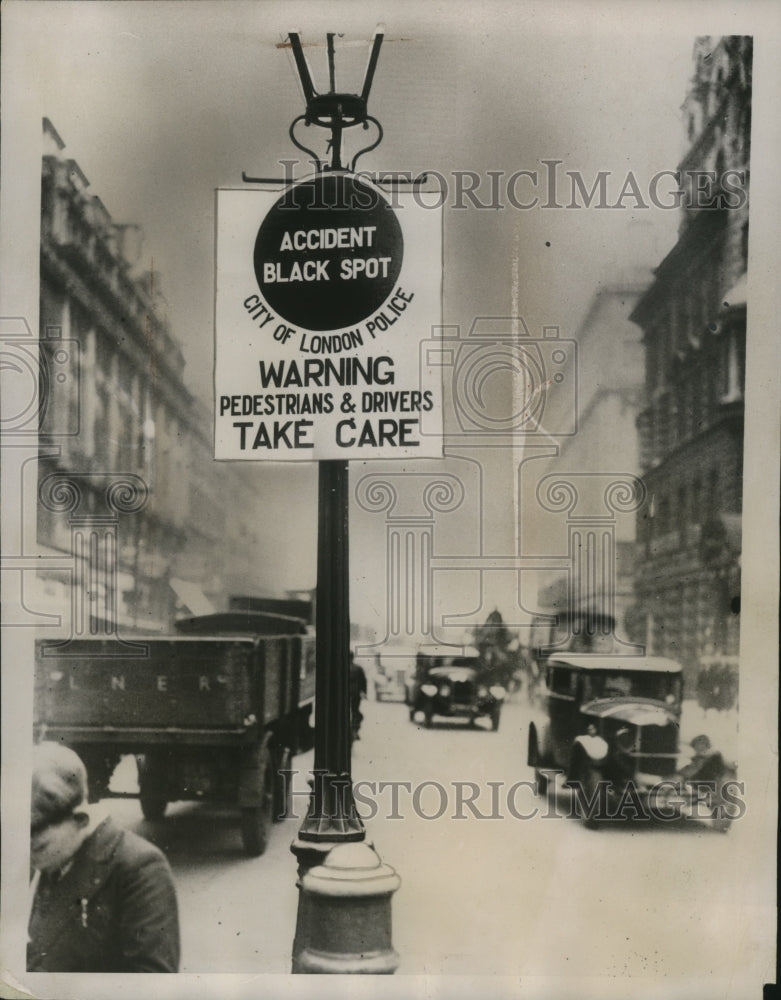Load image into Gallery viewer, 1936 Press Photo "Black Spot" Traffic Accident Signs, New Bridge Street, London
