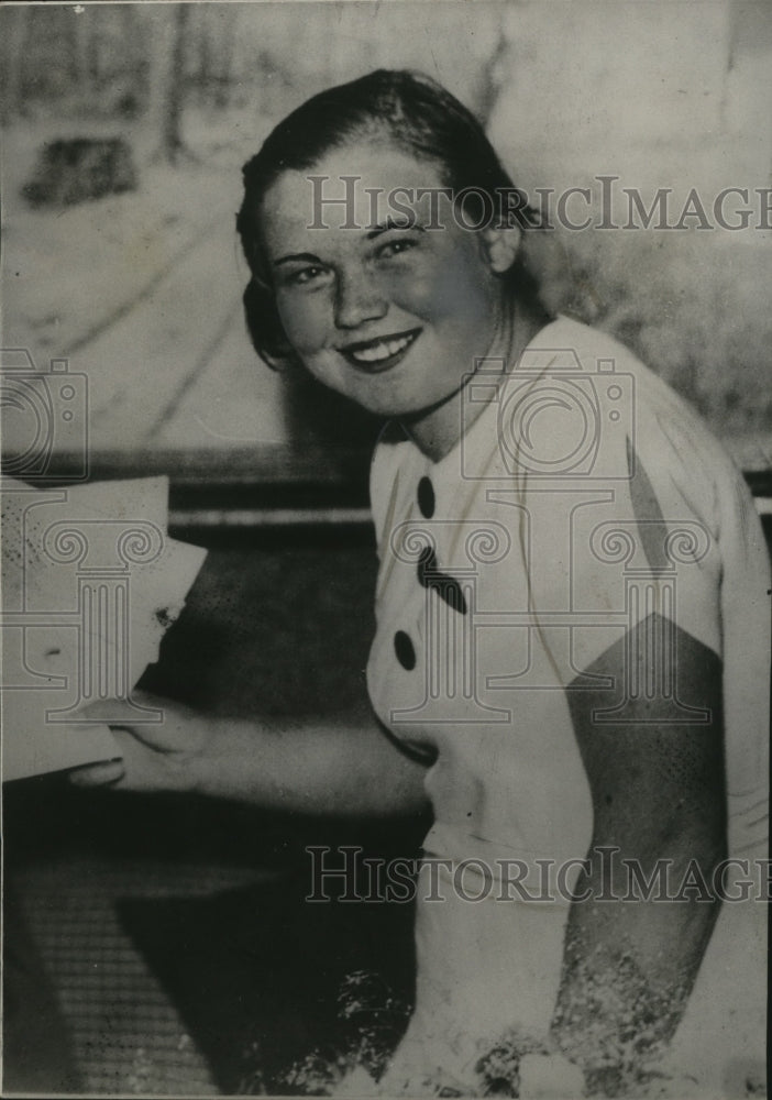 Load image into Gallery viewer, 1937 Press Photo Danish Swimmer Jenny Hammersgaard After Kattegat Distance Swim
