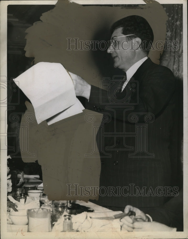 1944 Press Photo Mayor Frank Lausche at War Bond Auction - neo06583