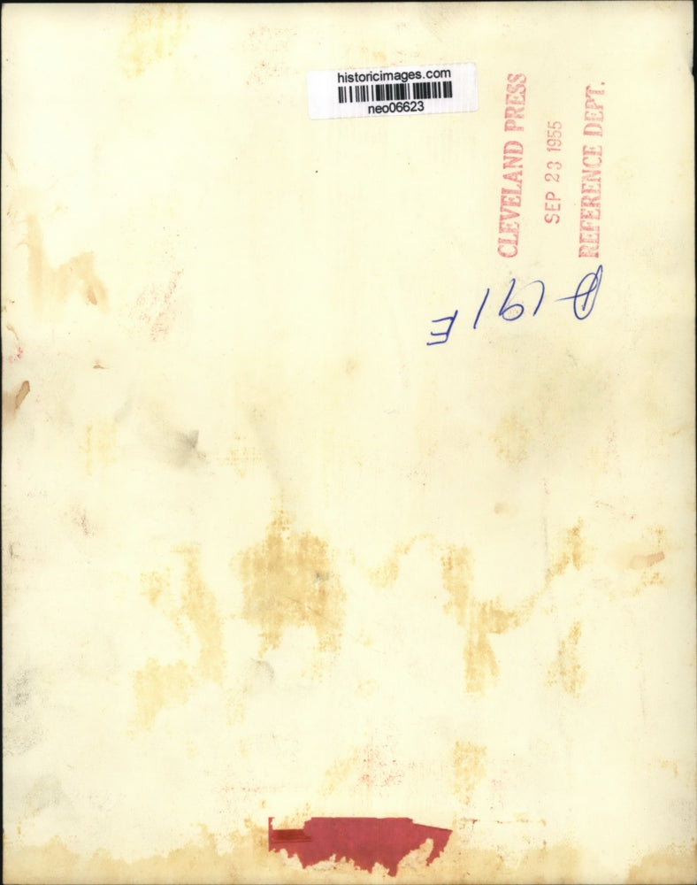 1955 Press Photo Trainer Joe Strickland with Elephant Vicki after her escape