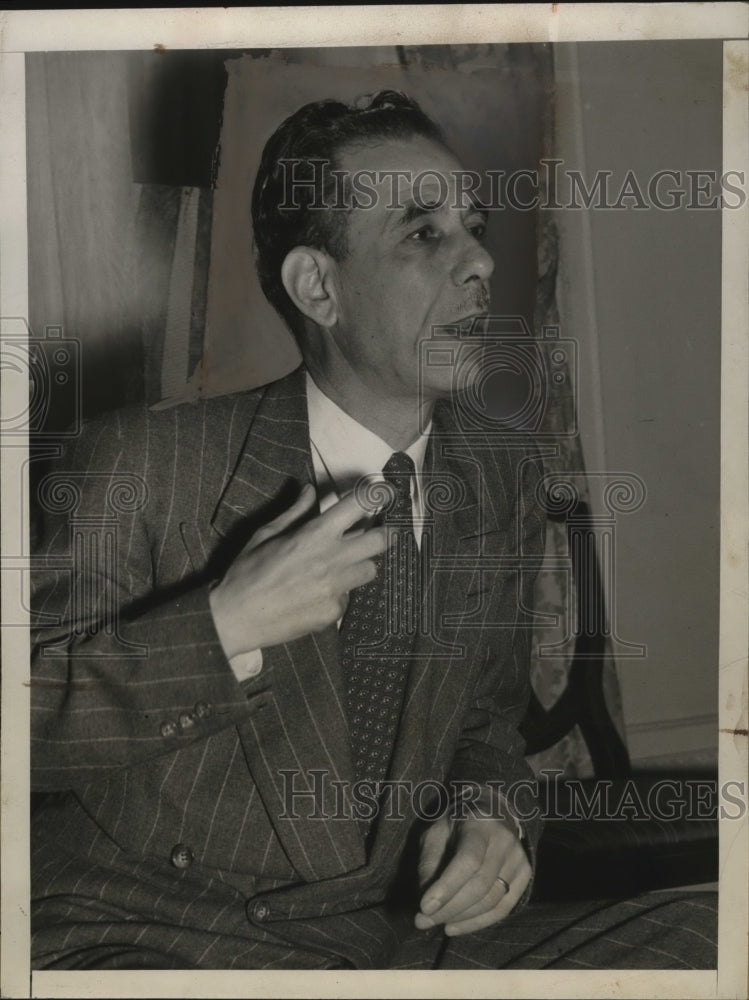 1947 Press Photo H.E. Abdul Rahman Azzam Pasha during press conference in D.C.