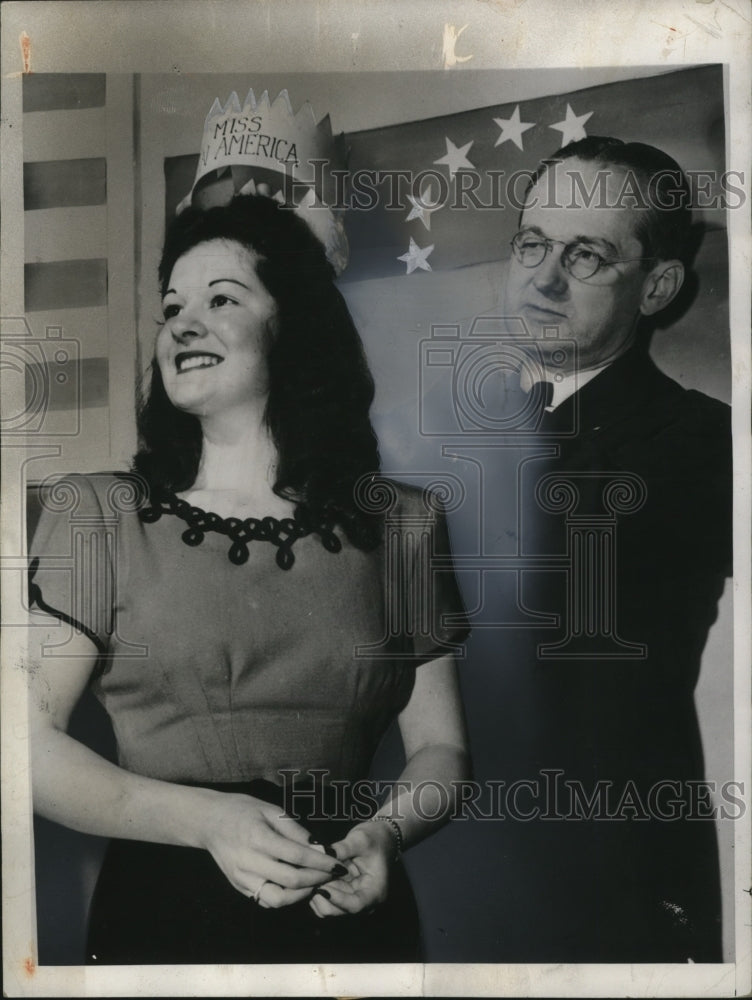 1945 Press Photo Anita Noyol Reyes crowned Miss Pan America by Dr. Jackson, Jr.