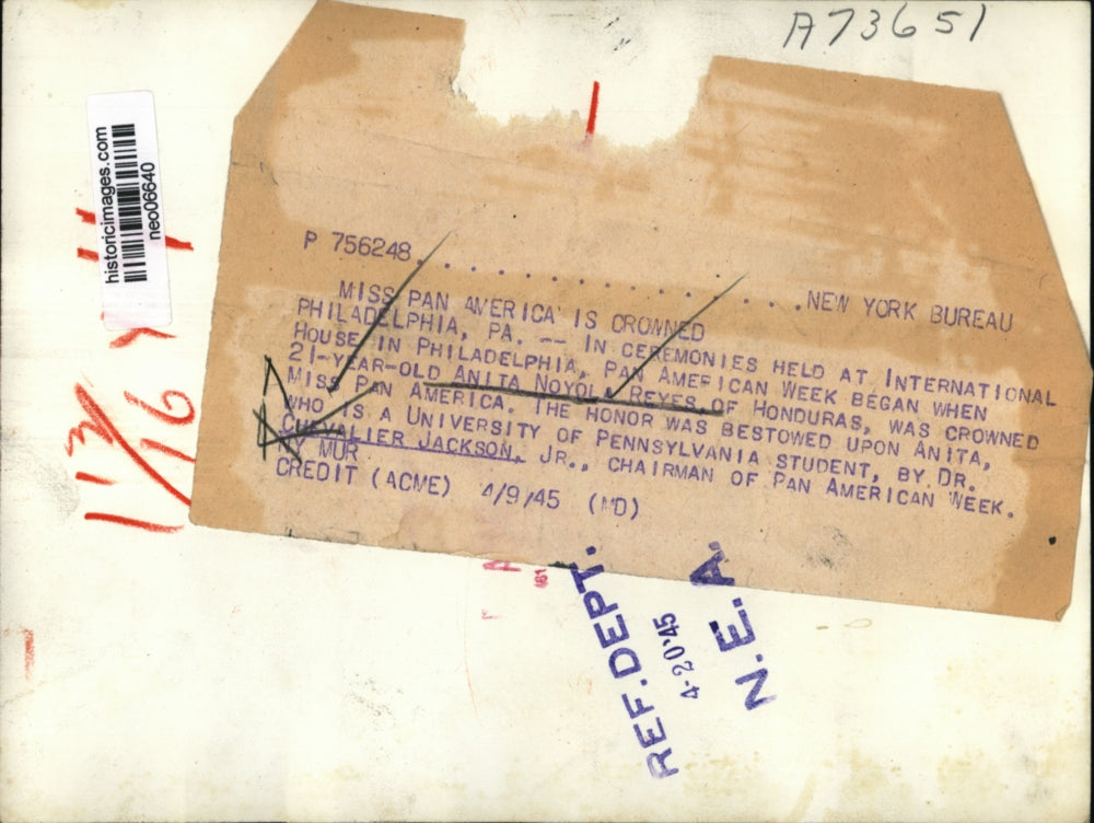 1945 Press Photo Anita Noyol Reyes crowned Miss Pan America by Dr. Jackson, Jr.