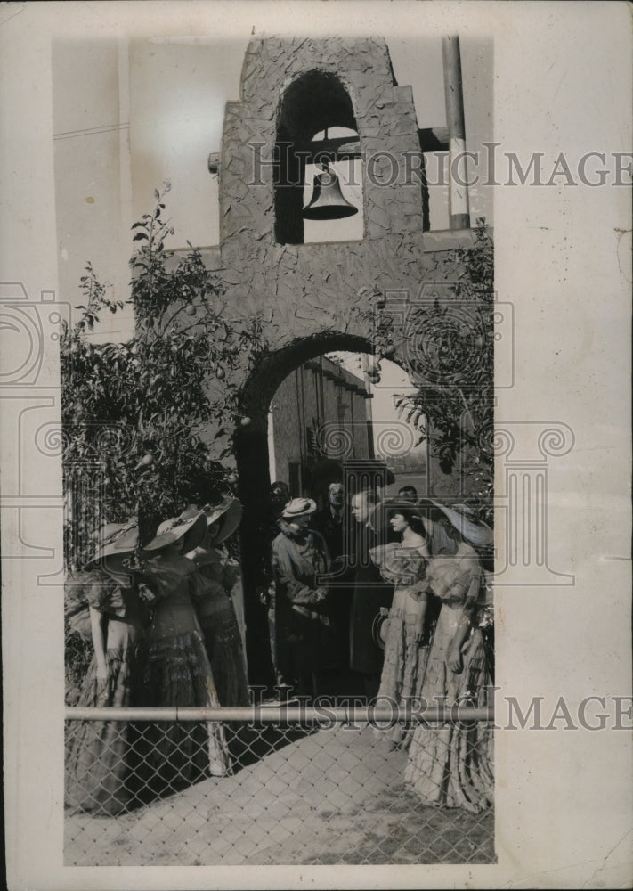 Load image into Gallery viewer, 1937 Press Photo Harry Westseal married Mr. &amp; MRs. Ramsdale at Chamber of Comm.
