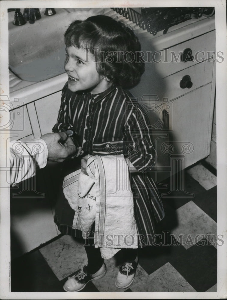 1960 Press Photo Anita Jamison, 6, of Cleveland helps out in kitchen - neo06877