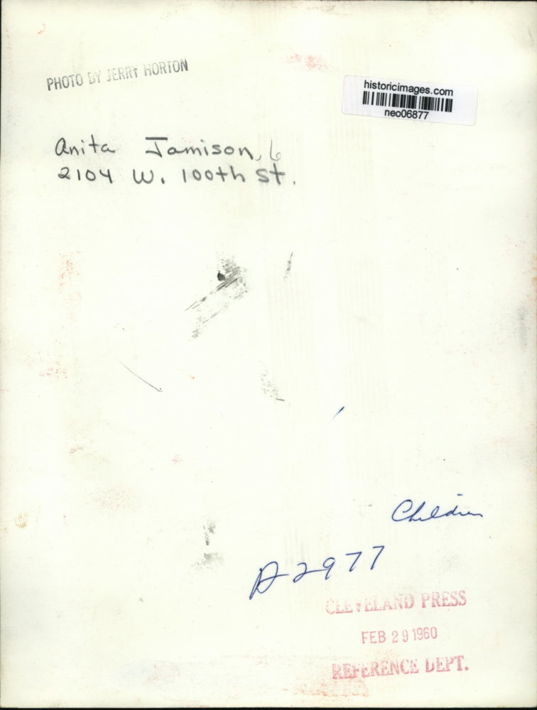 1960 Press Photo Anita Jamison, 6, of Cleveland helps out in kitchen - neo06877