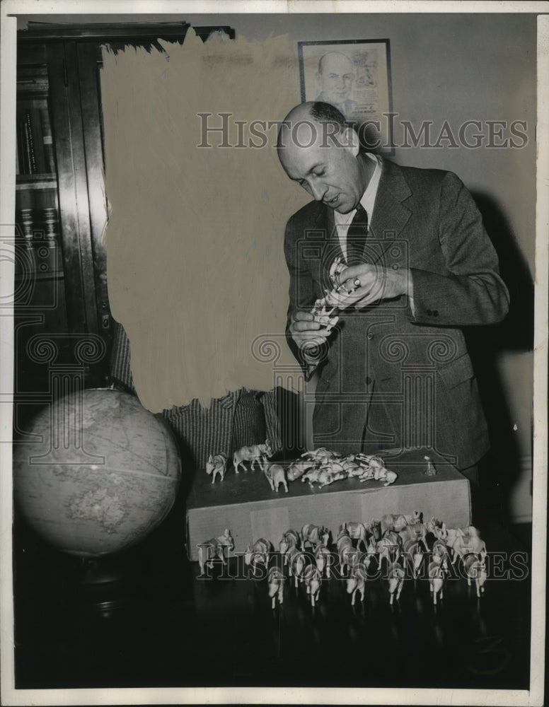 1944 Press Photo Rep. J Z. Anderson received toy donkeys sold at Army-Navy