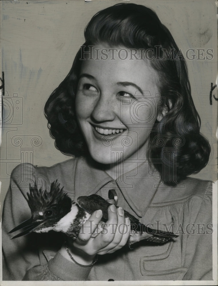 1940 Press Photo Nancy Nilsson of Central National Bank Holding Bird - neo06915