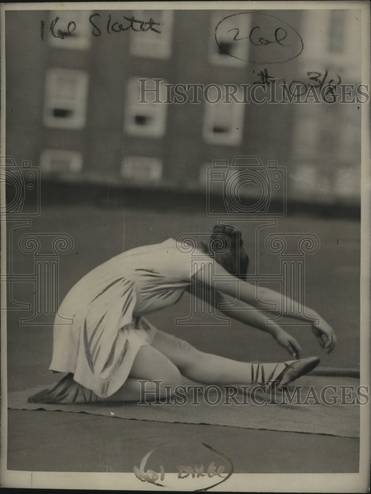 1923 Press Photo Karen Westerdal Illustrating Article on Expression - neo06925
