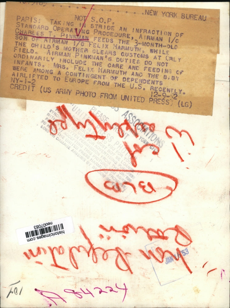 1952 Press Photo Airman Charles T. Pinkman feeds son of Felix Harmuth at Orly