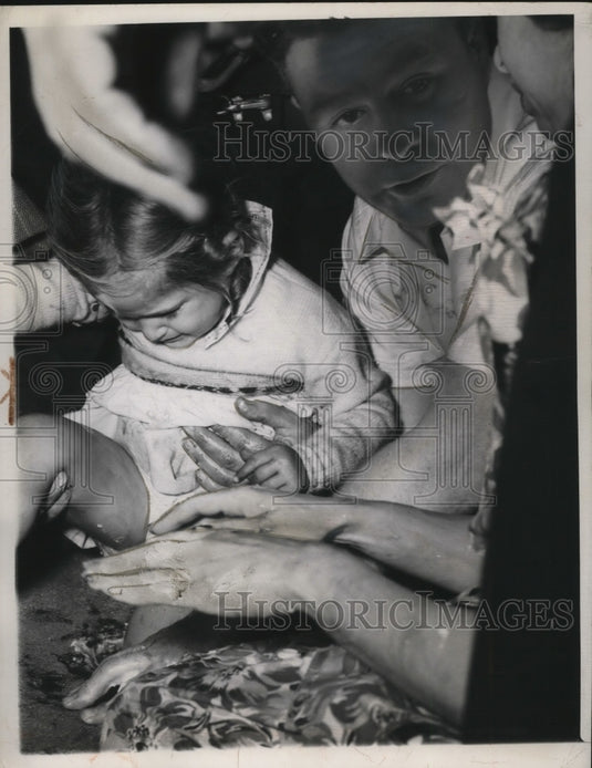 1948 Press Photo Maureen Kotler, 3, rescued from drain pipe in backyard