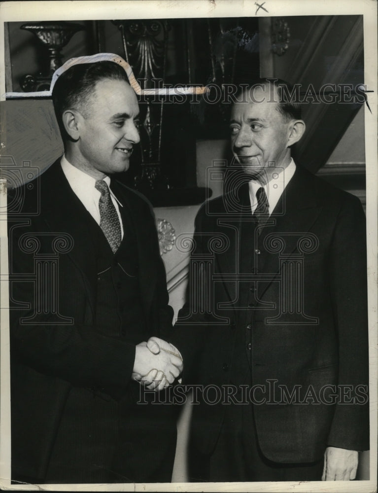 Load image into Gallery viewer, 1935 Press Photo Louis Buxin &amp; Abraham Butkin at Drug Banquet - neo07137
