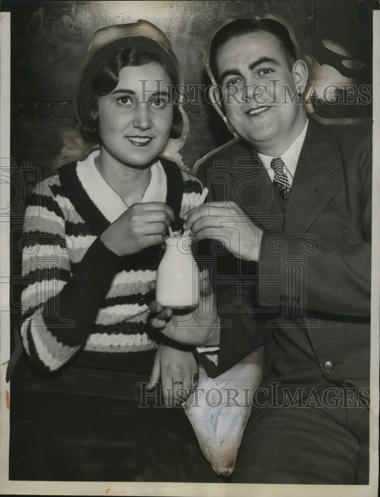 Load image into Gallery viewer, 1932 Press Photo Ross Allen &amp; Dorothy Eiler the Nation's Healthiest - neo07144
