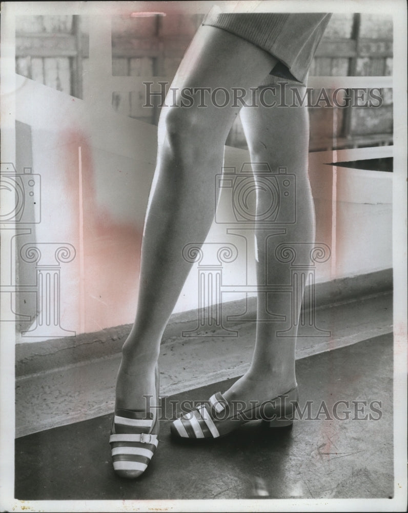 Load image into Gallery viewer, 1967 Press Photo Shoes - neo07300
