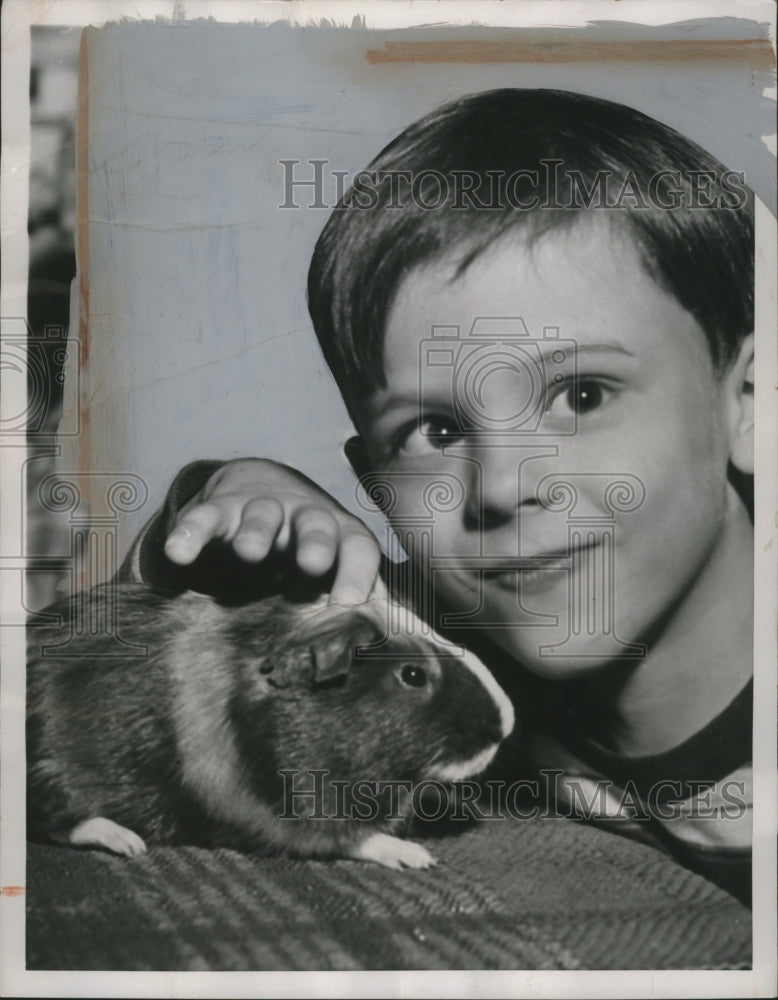 1953 Press Photo Blind children get visit for Squeaky the Guinea pig from Bronx