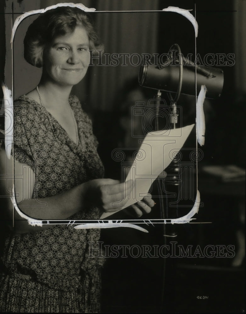 1925 Press Photo Henriette A. Johnson of Oakland Public Schools teaches classes