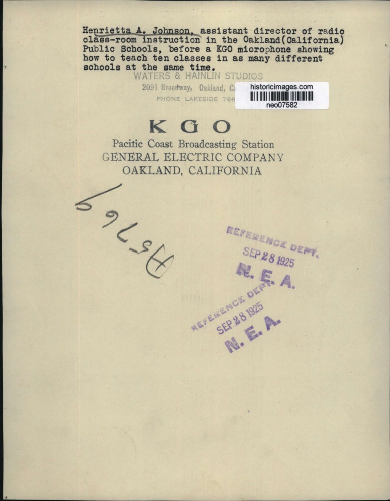 1925 Press Photo Henriette A. Johnson of Oakland Public Schools teaches classes