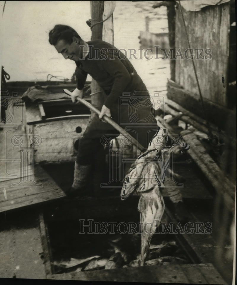 Load image into Gallery viewer, 1924 Press Photo Man fishing for Cod - neo07587
