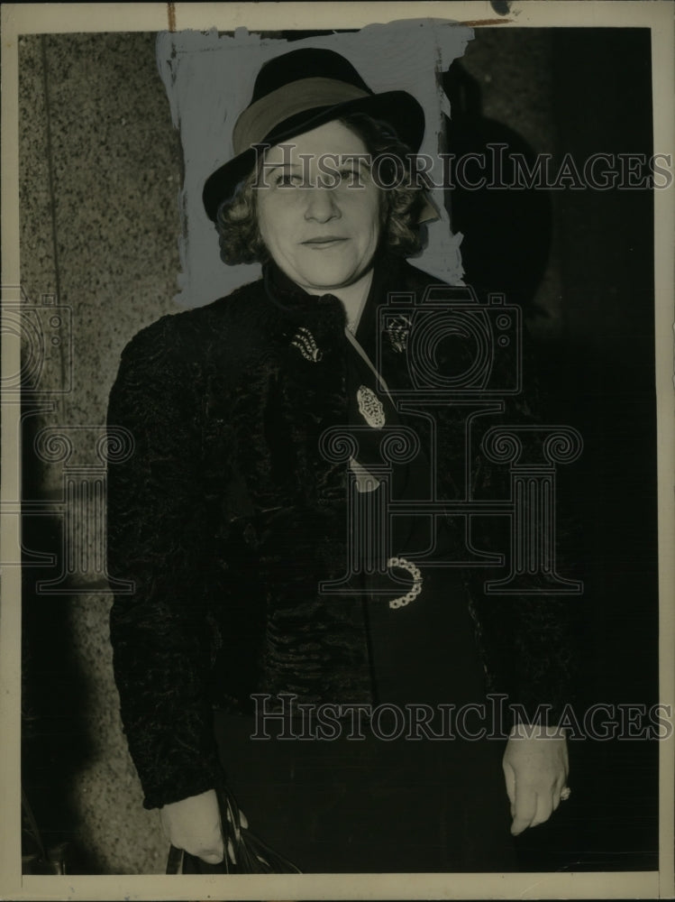 1939 Press Photo Mrs. Harry Winters at Federal Building for Robinson-Rubens case
