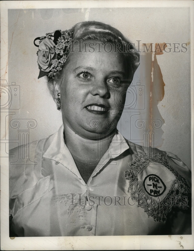1952 Press Photo Mrs. Catherine Hart Dairy supervisor for Pick-N-Pay - neo07680