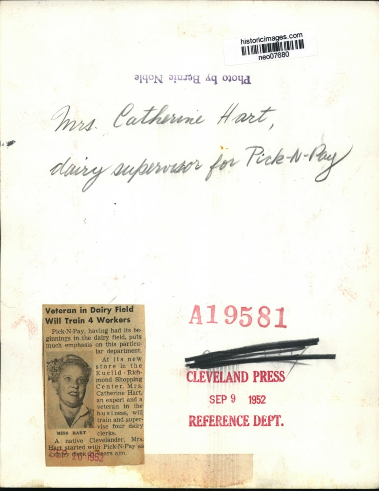 1952 Press Photo Mrs. Catherine Hart Dairy supervisor for Pick-N-Pay - neo07680