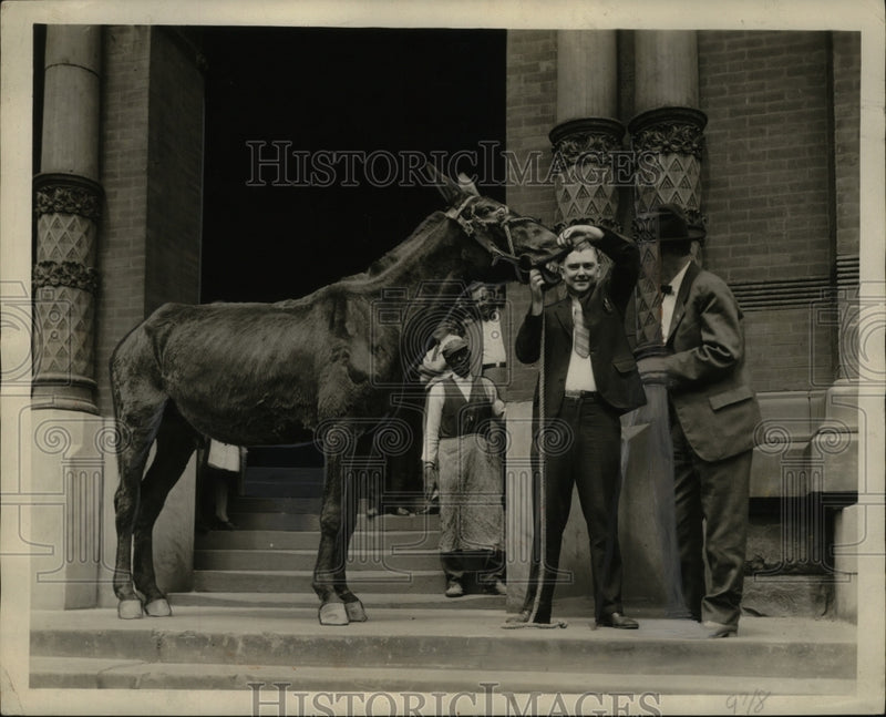 Load image into Gallery viewer, 1929 Press Photo Judge Abernathy with his donkey - neo07686
