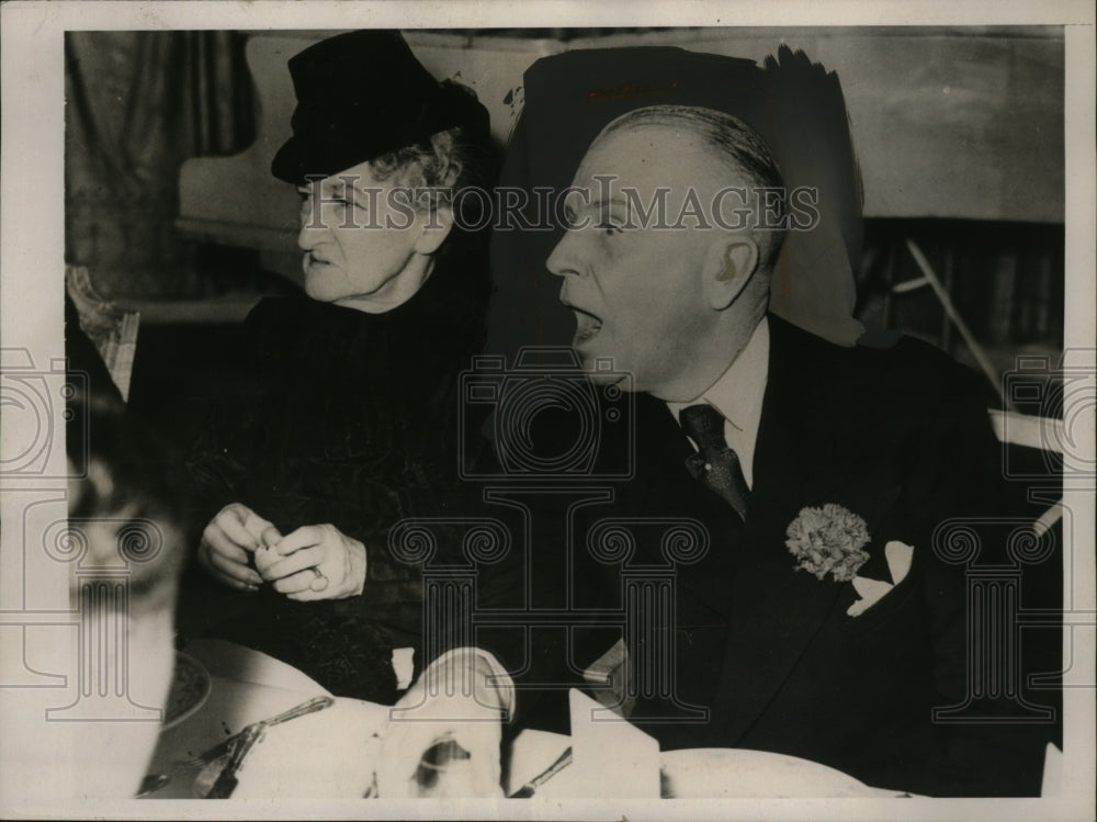 1940 Press Photo Capt. Von rintelen & Lady Oxford attend luncheon Mayfiar Hotel